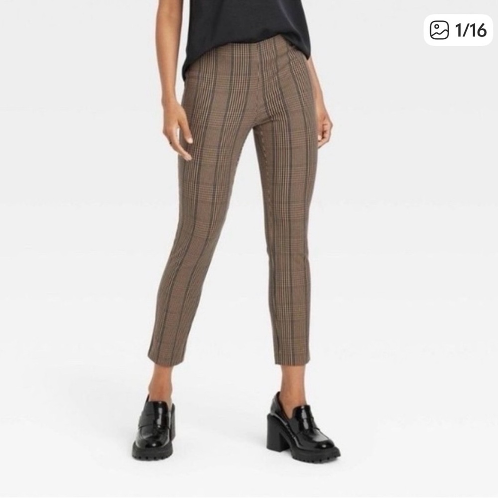 🎯 A New Day Navy and Tan Plaid Cropped Pants